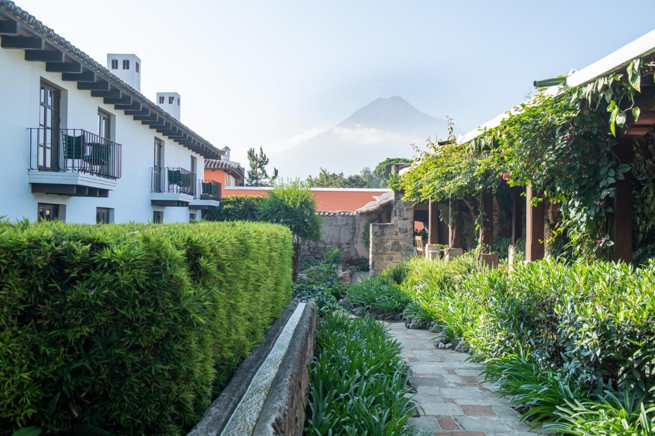 Hotel Museo Spa Casa Santo Domingo Antigua Kültér fotó View of the hotel with the volcano in the background